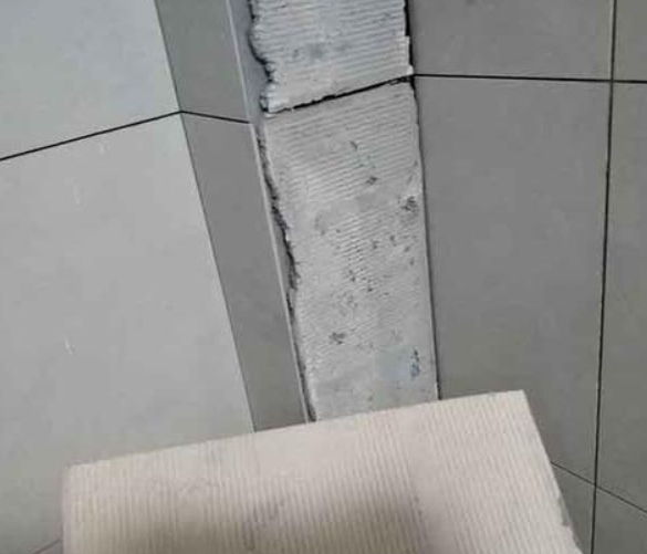 恩阳瓷砖空鼓维修公司分享下厨房瓷砖脱落的补救措施。